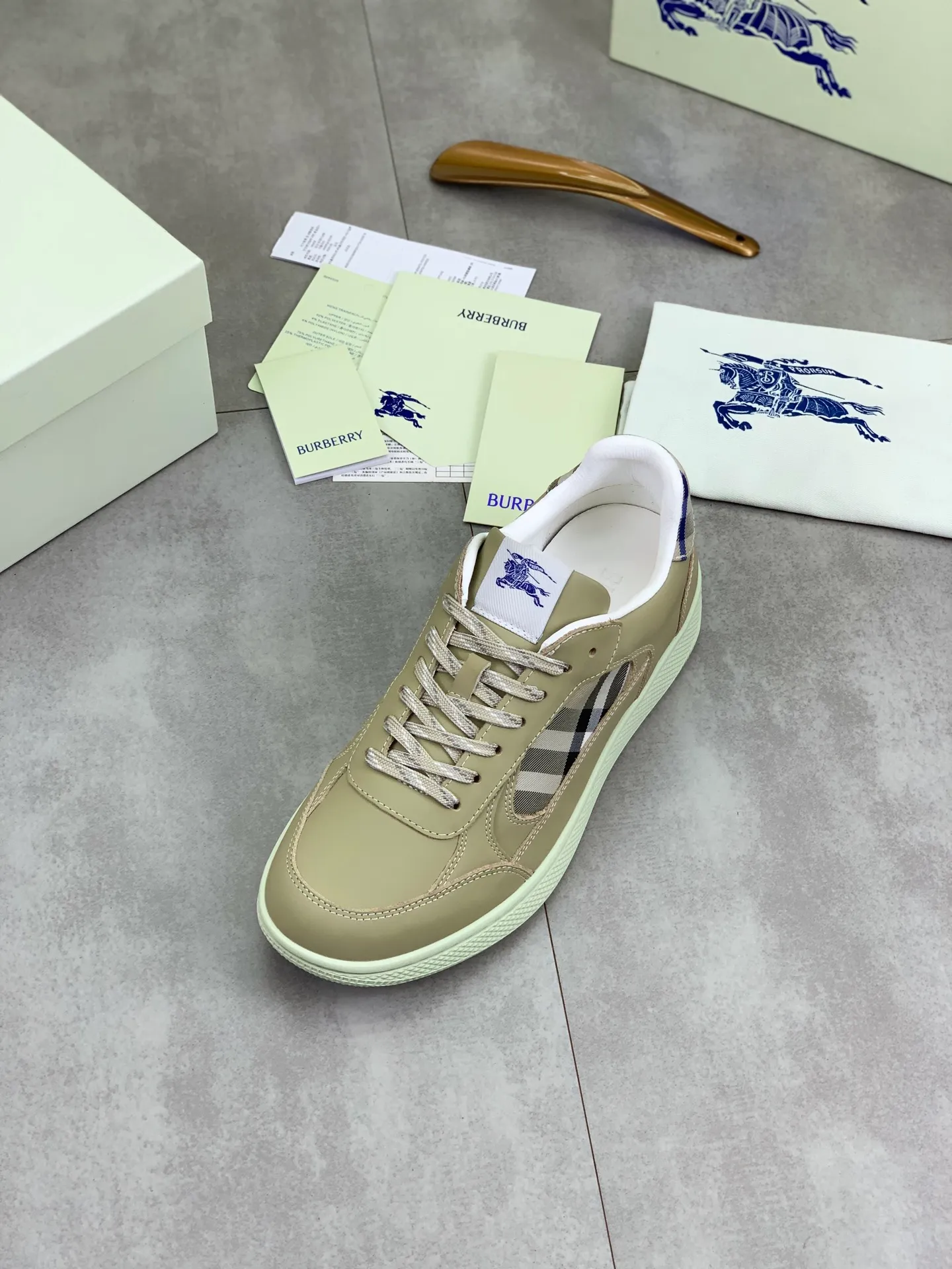 Factory price P640 [BURBERRY] Burberry - High-end quality original order - Upper: imported 🔝 original material - Inner lining: cowhide lining, feet; water-dyed cowhide - Outsole: ultra-light TPR rubber; two-color molded outsole - Super high quality control · Fine workmanship: highlighted (high-end, extravagance, grade) -Size: 39-45 (Male 38 46 can be customized) · Color: Multi-color optional